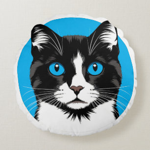 Zwart-witte kat met blauwe ogen rond kussen