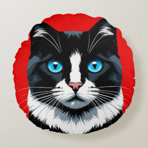 Zwart-witte kat met levendige blauwe ogen rond kussen