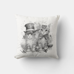 Zwart-witte kittens met strik stropdas en schattig kussen