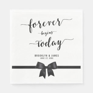 Zwart-witte luiers die luiers binden met poot servetten