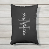 Zwart-witte monogram in de openlucht buitenkussen (Voorkant (verticaal))