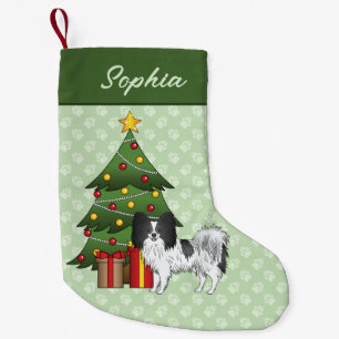 Zwart-Witte Papillon Hond Bij Een Kerstboom Kleine Kerstsok