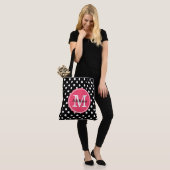 Zwart-witte pooldots met roze monogram tote bag (Op model)