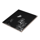 Zwart-witte vlinder en bloemen bij nacht tegeltje (Zijkant)