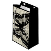 Zwart-witte vlinder op gekraakte achtergrond klein cadeauzakje (Voorkant Gekanteld)