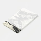 Zwart-witte vlinder op gekraakte achtergrond post-it® notes (Schuin)