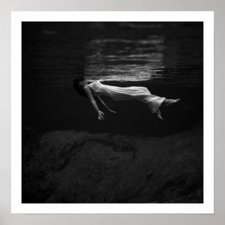 Zwart-witte vrouw in de foto op water poster