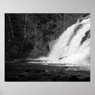 Zwart-witte watervallen spatten op rotsen 16x20 poster