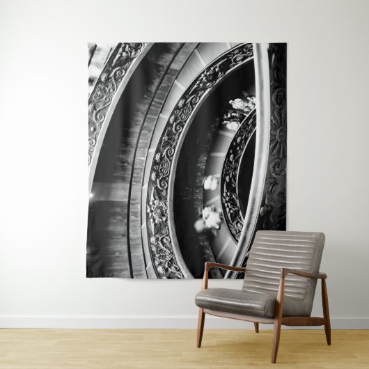 Zwart-witte werveltrap wandkleed (In situ)