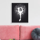 Zwart-witte yogoboom met vrouw en yin yang. canvas afdruk (Insitu (Woonkamer))