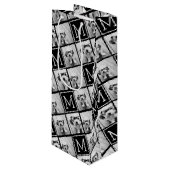 Zwart-witteinkfotocollage met monogram wijn cadeautas (Voorkant Gekanteld)