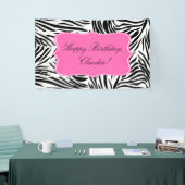 Zwart-witzebra afdrukken met warmroze verjaardag spandoek (Beurs)
