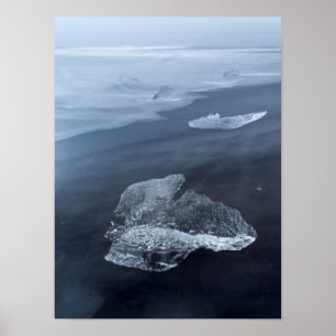 Zwart zandstrand en ijs, IJsland Poster