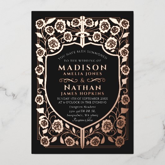 Zwart Zwaard Schild Middeleeuws Monogram Huwelijk Folie Uitnodiging (Voorkant)