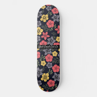 Zwarte achtergrond en kleurrijke vloerskateboard skateboard