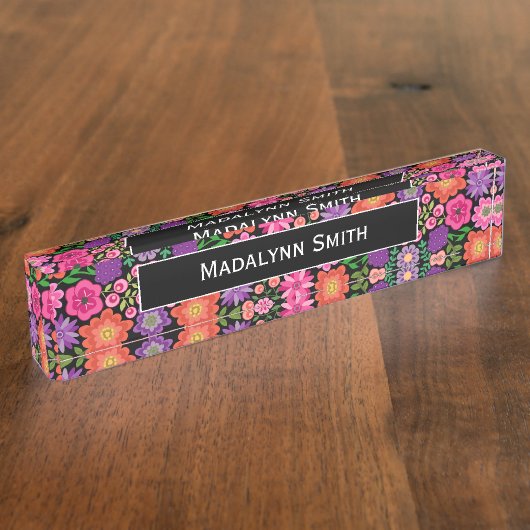 Zwarte achtergrond en naam kleurrijke bloemen naambordje (Zijkant)