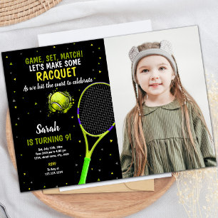 Zwarte achtergrond Tennis Birthday-uitnodigingen Kaart