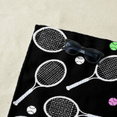 Zwarte achtergrond Tennis Racket Pattern Strandlaken (In situ)