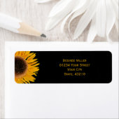 Zwarte achtergrond van gele zonnebloem Land Rustis Etiket (Insitu)