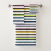 Zwarte afgebeelde statische regenboogstrips bad handdoek (Insitu)