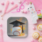 Zwarte afstudeerdop op een vlammende honkbal papieren bordje (Feest)