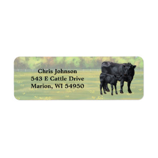 Zwarte Angus-Koe en Cute Calf in zomerperiode Etiket