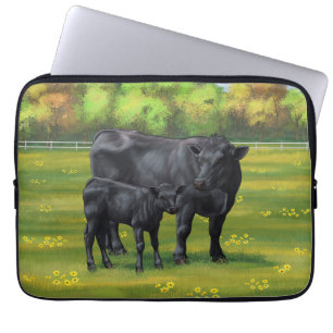 Zwarte Angus-Koe en Cute Calf in zomerperiode Laptop Sleeve