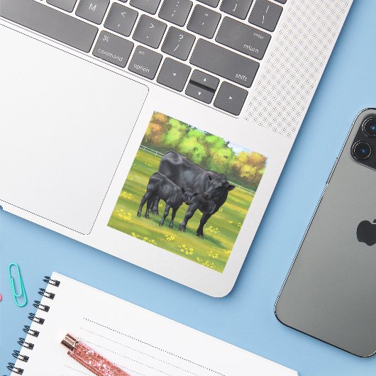 Zwarte Angus-Koe en Cute Calf in zomerperiode Sticker (Laptop met iPhone)