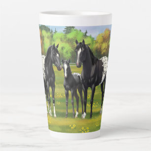 Zwarte appaloosa-paarden in de zomerperiode latte mok