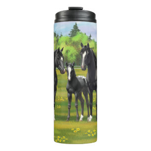 Zwarte appaloosa-paarden in de zomerperiode thermosbeker