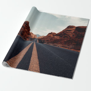 ZWARTE ASPHALT ROAD TUSSEN BROWN ROCK FORMATIE VN CADEAUPAPIER