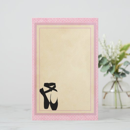 Zwarte balletschoenen en gekleurd briefpapier (Staand voorkant)