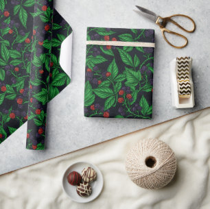 Zwarte bessen op donkergrijs cadeaupapier