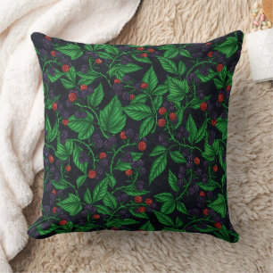 Zwarte bessen op donkergrijs kussen