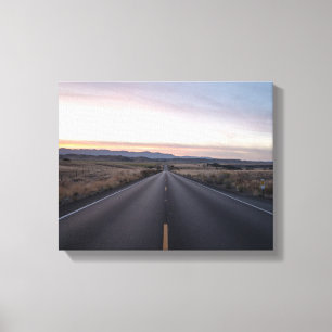 Zwarte betonweg tussen steppe canvas afdruk