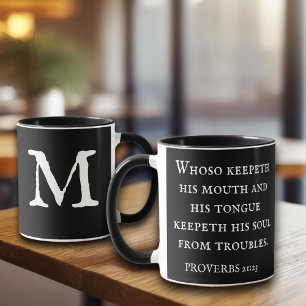 Zwarte Bijbel Verse Spreuken 21:23 KJV Monogram Mok