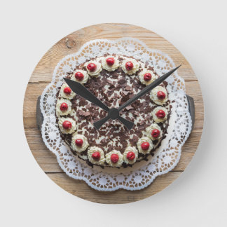 Zwarte boscake op bijthout ronde klok