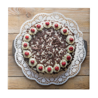 Zwarte boscake op bijthout tegeltje
