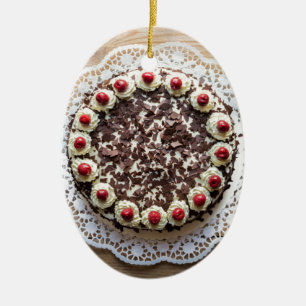 Zwarte Boscake op rustiek hout Keramisch Ornament