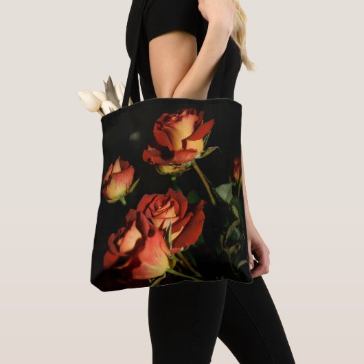 zwarte Canvas tas met rode rozen (Dichtbij)