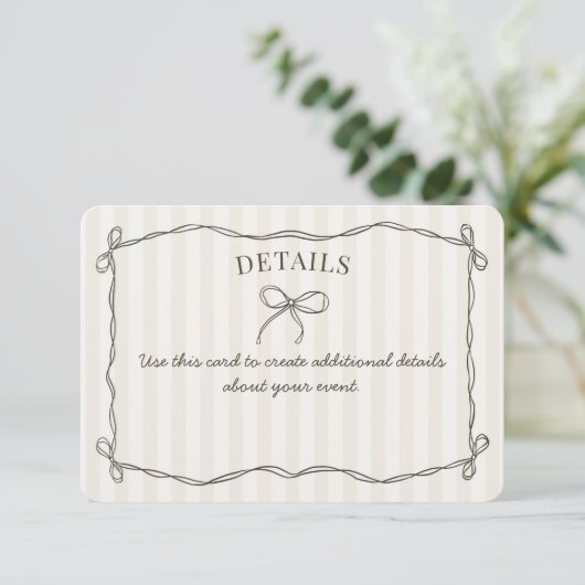 Zwarte Coquette Bow Beige Details Uitnodigen Invoe Informatiekaartje (Staand voorkant)