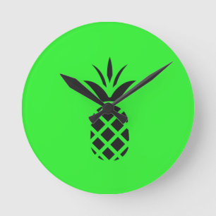 Zwarte dennenappel in het groen ronde klok