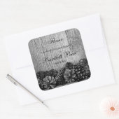 Zwarte dennenappels op rustiek houten kaars label (Envelop)