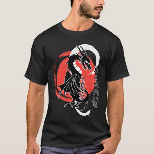 Zwarte draak, rode maan t-shirt (Voorkant)