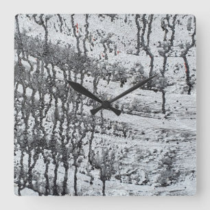 zwarte druppelaar op beton vierkante klok