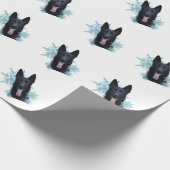 Zwarte Duitse herder in Snowflakes Cadeaupapier (Hoek)