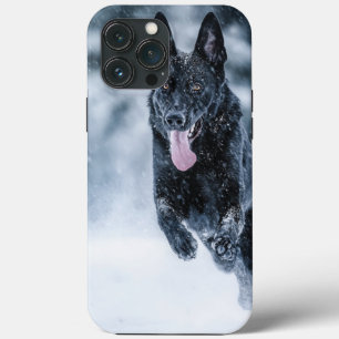 Zwarte Duitse Herdershond in sneeuw Dekbedovertrek iPhone 13 Pro Max Hoesje