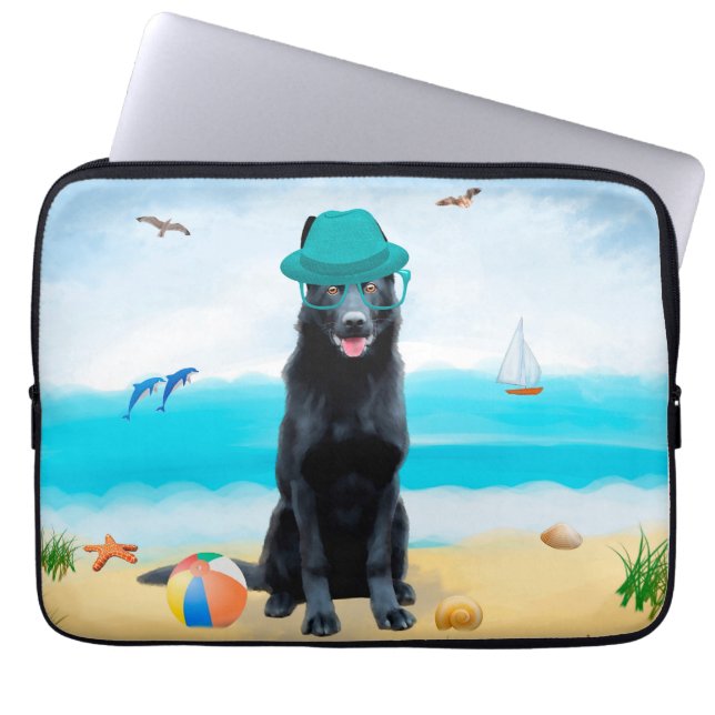 Zwarte Duitse Herdershond op het Strand Laptop Sleeve (Voorkant)