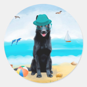 Zwarte Duitse Herdershond op Strand Ronde Sticker