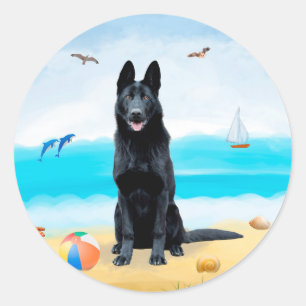 Zwarte Duitse Herdershond op Strand Ronde Sticker